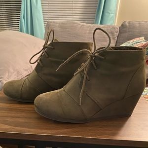 Cityclassified wedge booties